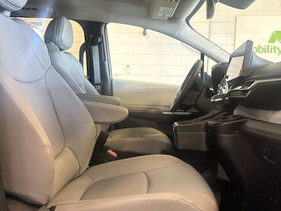 Black Toyota Sienna image number 14
