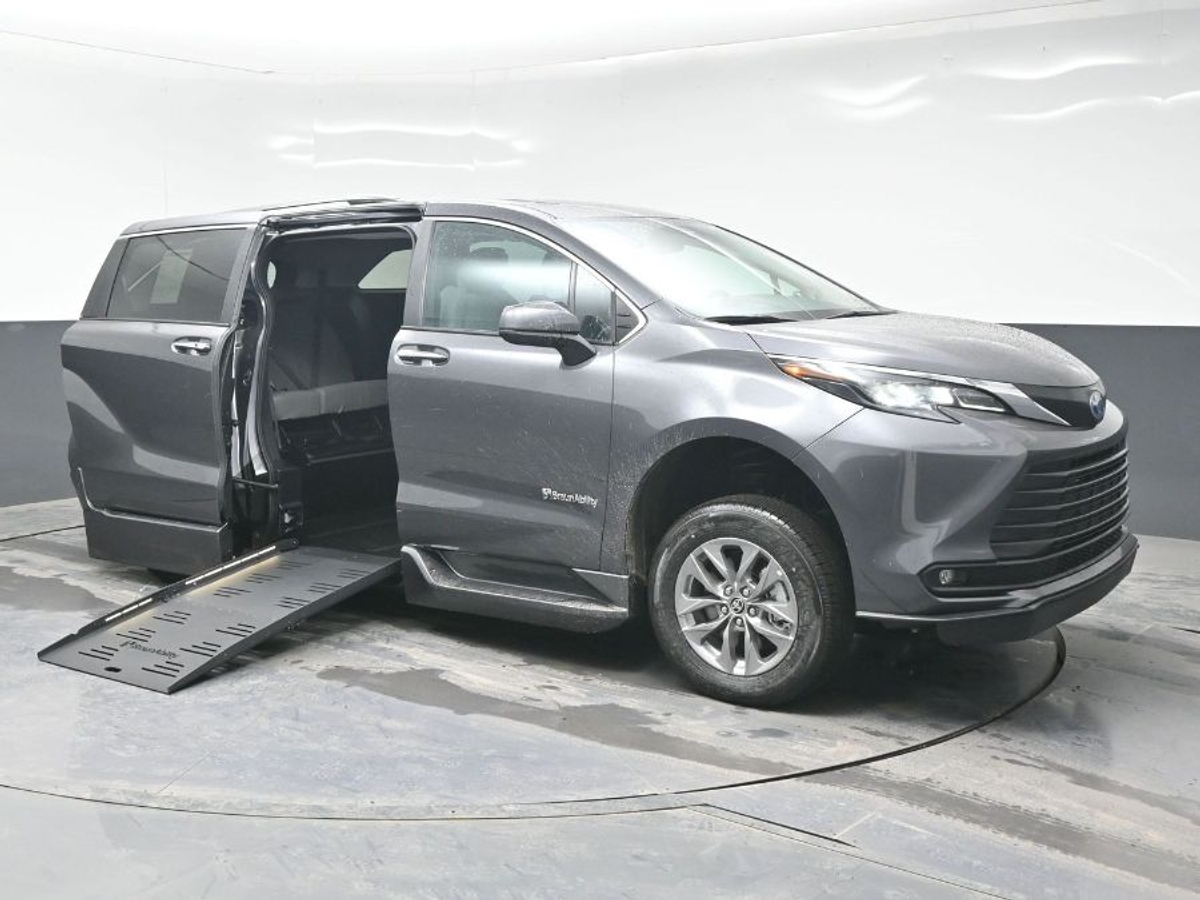Grey Toyota Sienna image number 7