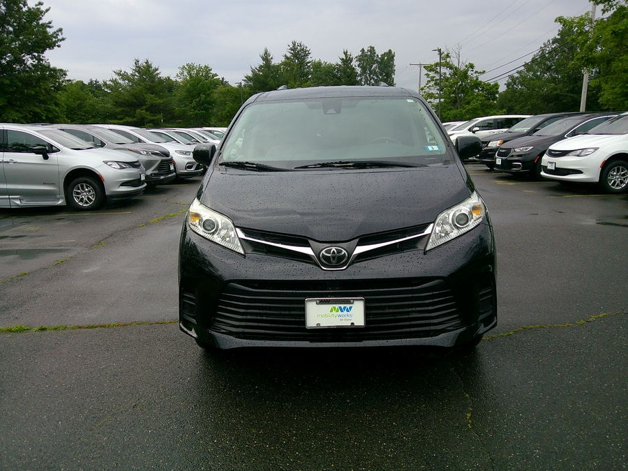 Black Toyota Sienna image number 2