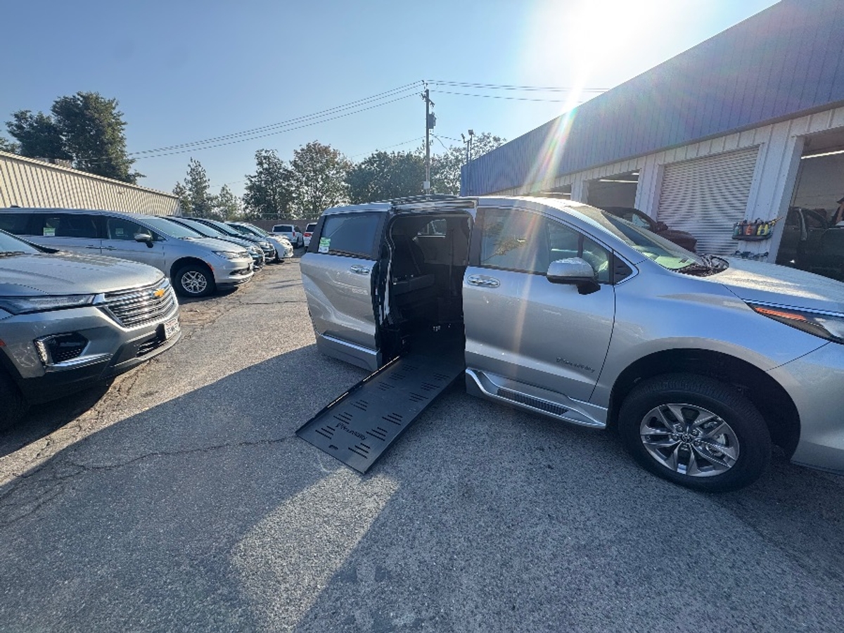 2024 TOYOTA SIENNA - Image 9