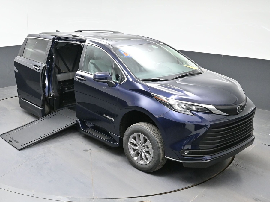 New 2026 Toyota Sienna Hybrid XLE Add - BraunAbility Side Entry Entry In Floor Automatic Ramp