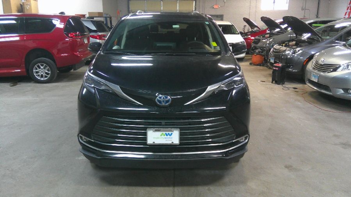2024 TOYOTA SIENNA - Image 2