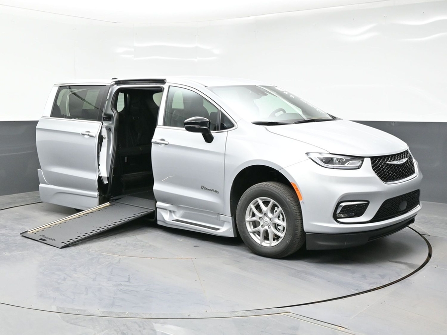 2026 Chrysler Pacifica Select's photo