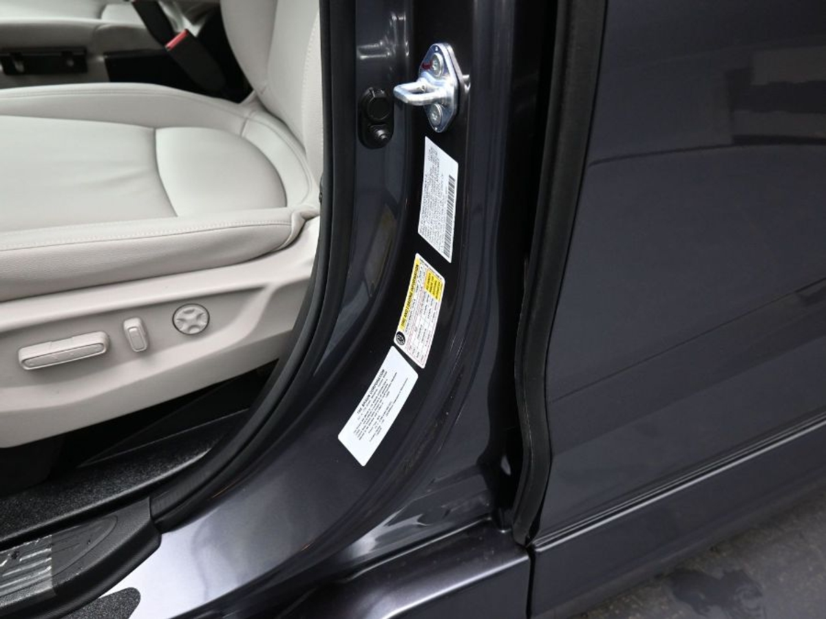 Grey Honda Odyssey image number 16