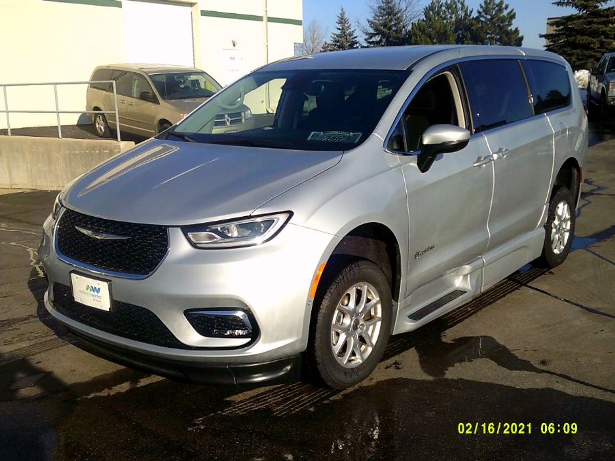 Silver Chrysler Pacifica image number 3