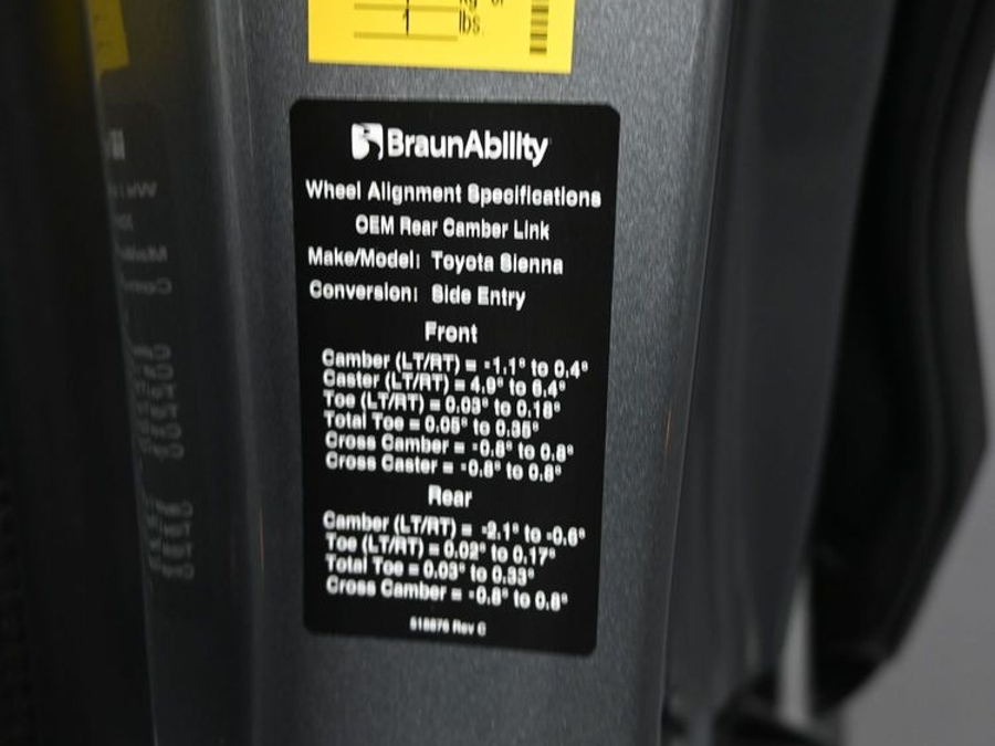 New 2026 Toyota Sienna Hybrid XLE Base - BraunAbility Side Entry Fold Out Automatic Ramp
