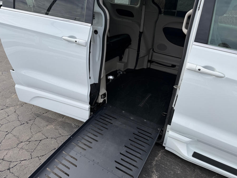 Used 2023 Chrysler Pacifica Touring L - BraunAbility Side Entry Entry Fold Out Automatic Ramp