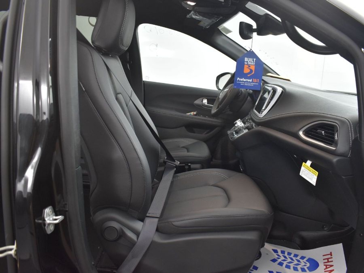 Black Chrysler Pacifica image number 8