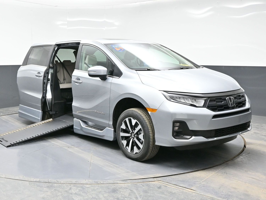 Silver Honda Odyssey with Side Entry Automatic In Floor ramp