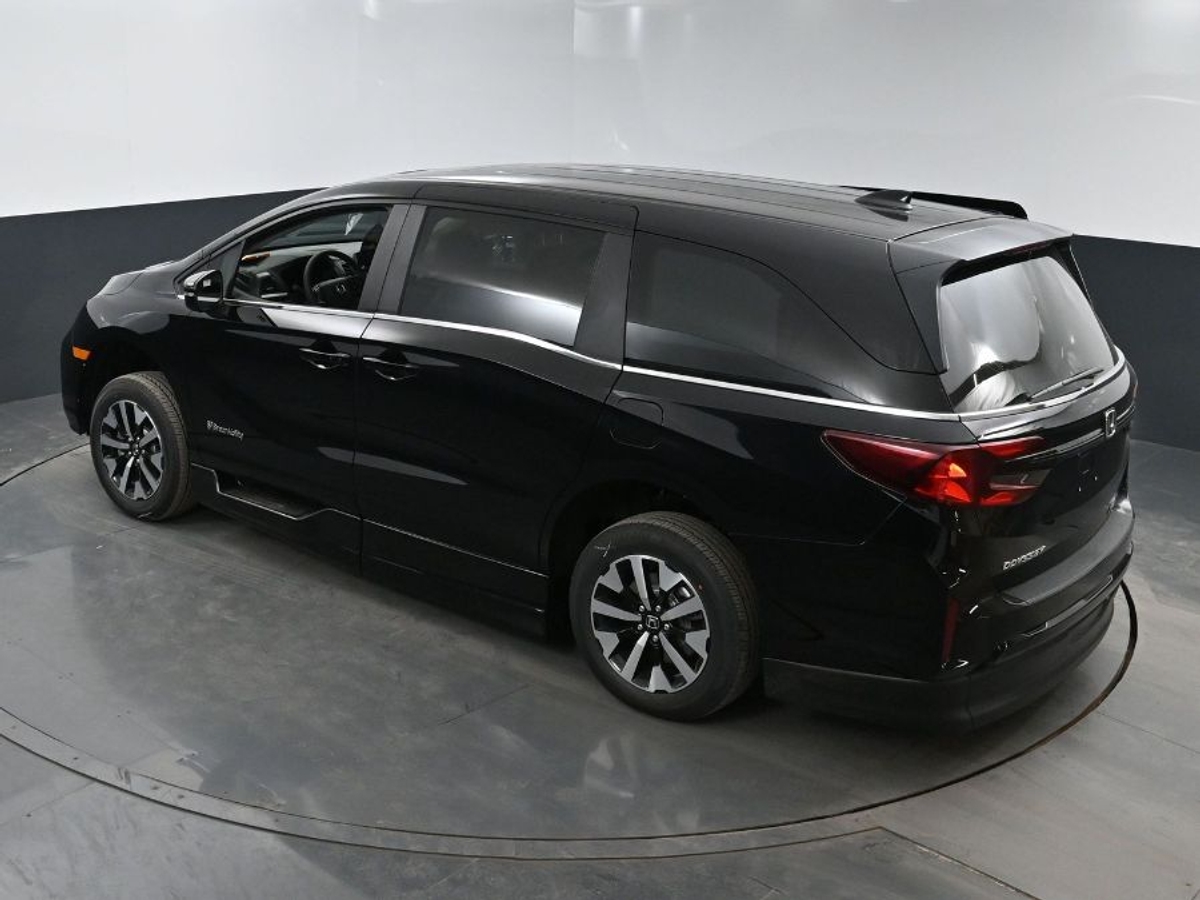 Black Honda Odyssey image number 23