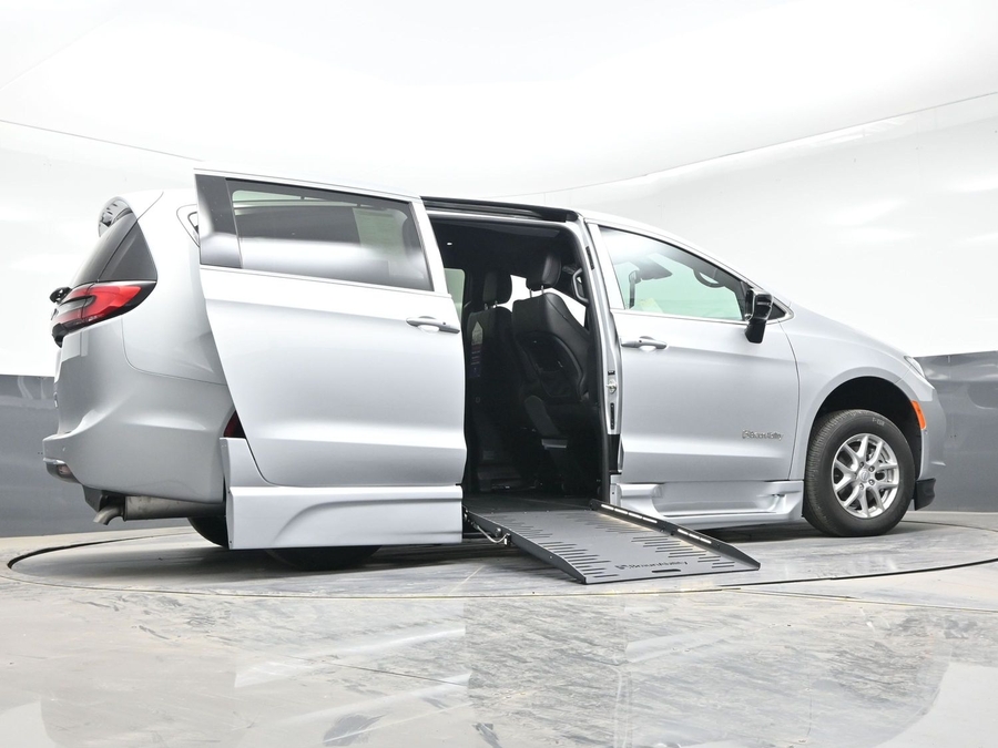 Silver Chrysler Pacifica image number 19