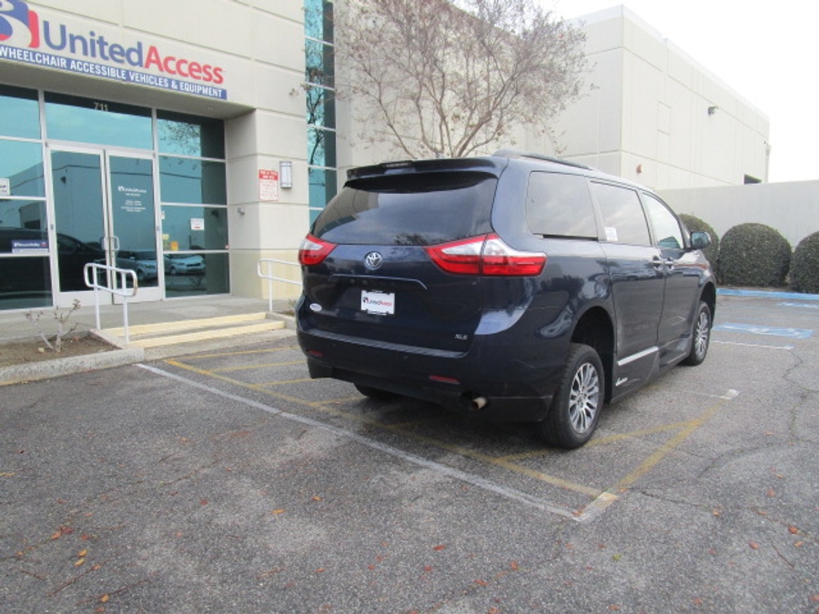Used 2018 Toyota Sienna XLE Base - VMI Side Entry Entry In Floor Automatic Ramp