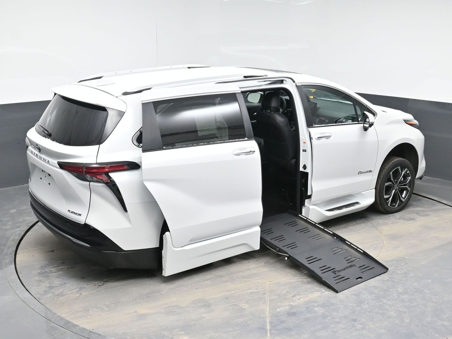 White Toyota Sienna image number 25