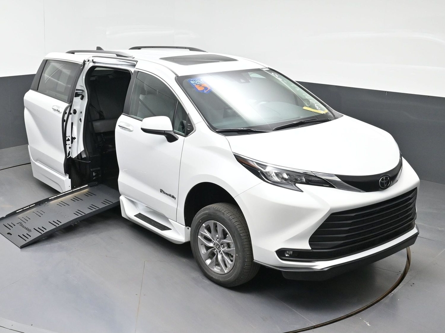 New 2026 Toyota Sienna Hybrid XLE Add - BraunAbility Side Entry Entry Fold Out Automatic Ramp