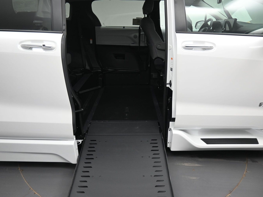 White Toyota Sienna image number 14