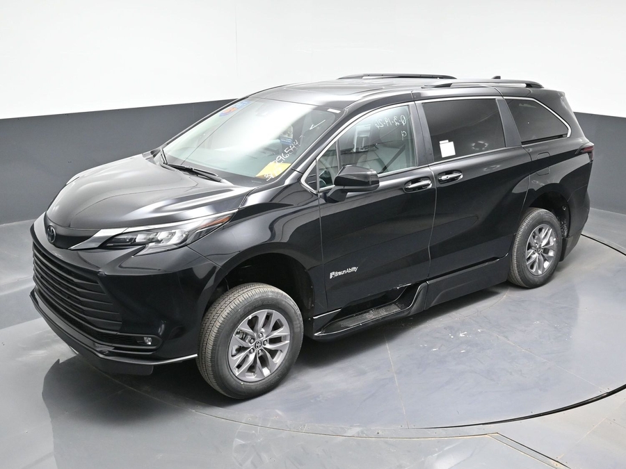 Black Toyota Sienna image number 21