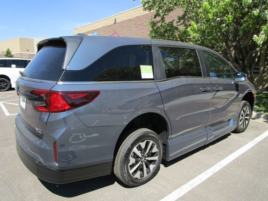 Blue Honda Odyssey image number 1