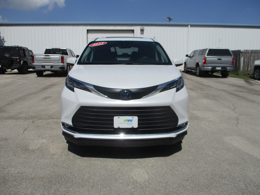 White Toyota Sienna image number 3