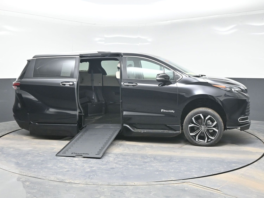 New 2025 Toyota Sienna Hybrid Platinum - BraunAbility Side Entry Entry In Floor Automatic Ramp
