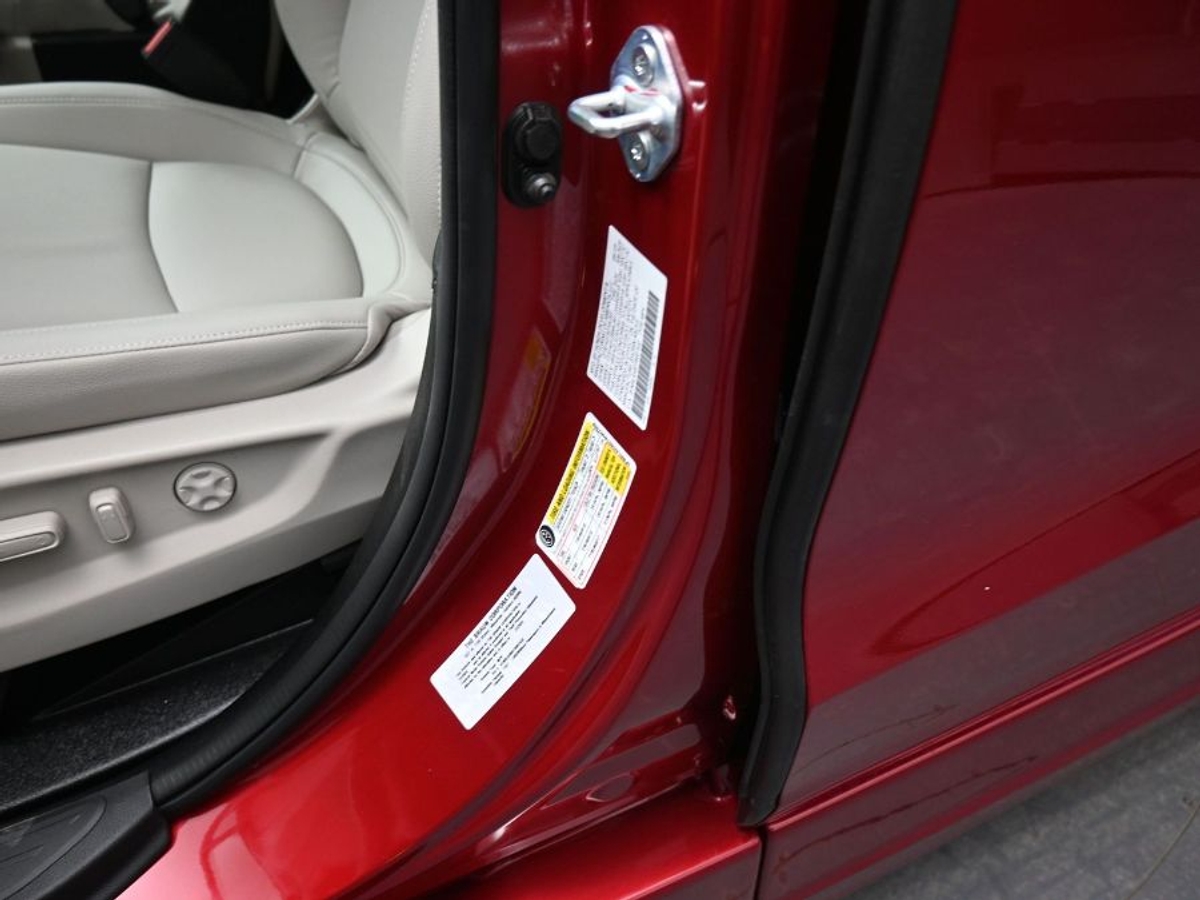 Red Honda Odyssey image number 16