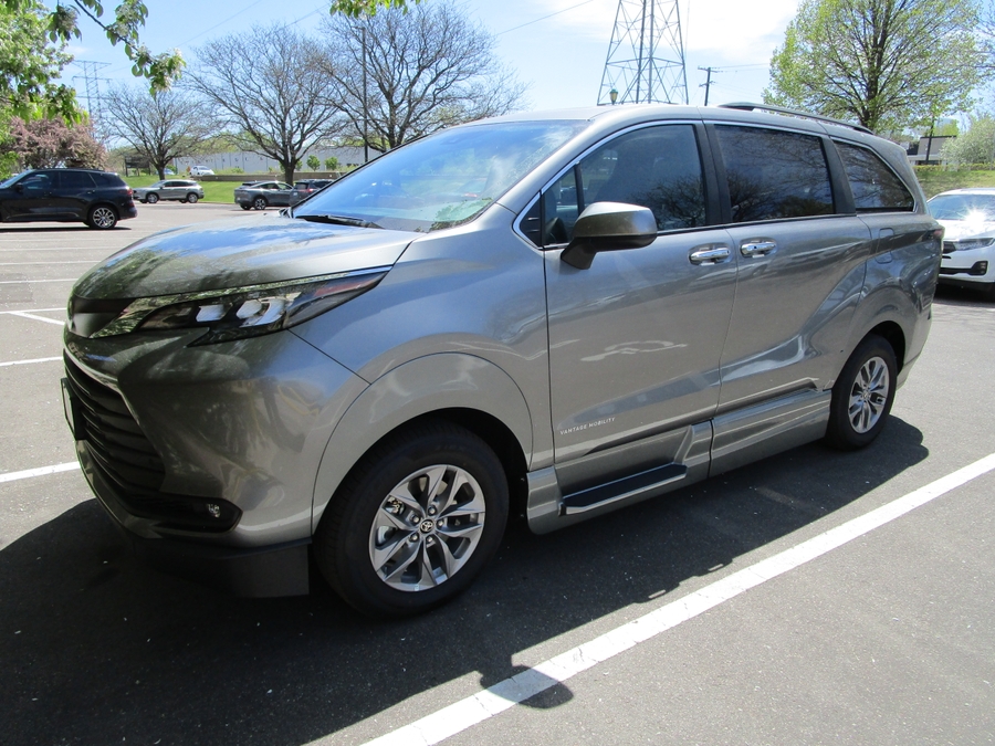 Grey Toyota Sienna image number 2