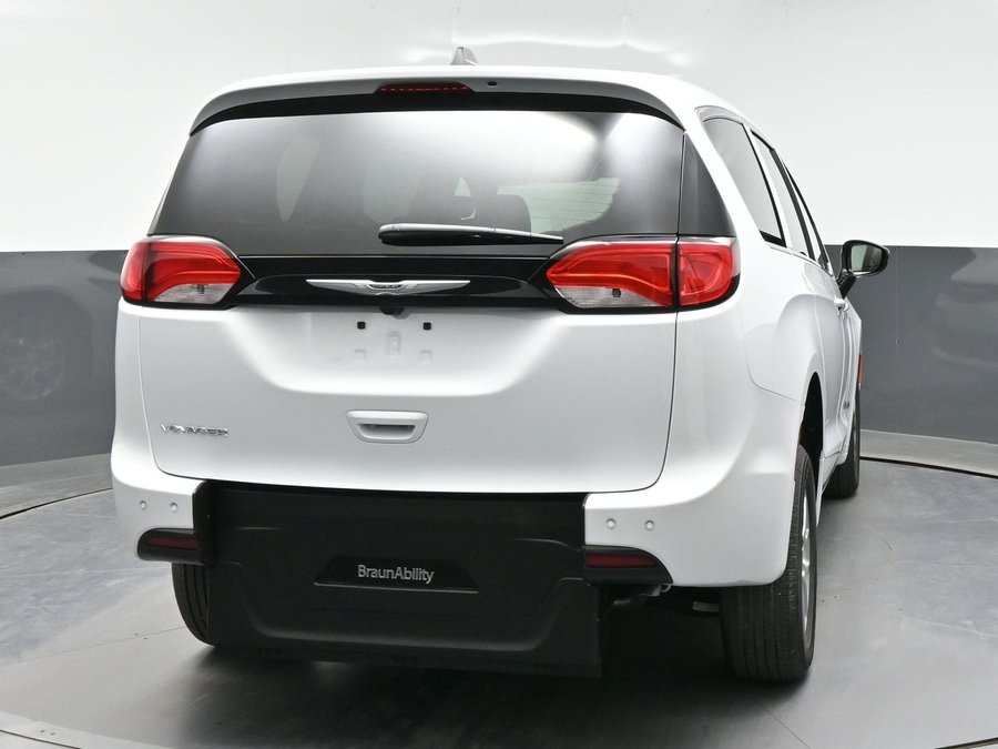 White Chrysler Voyager image number 5