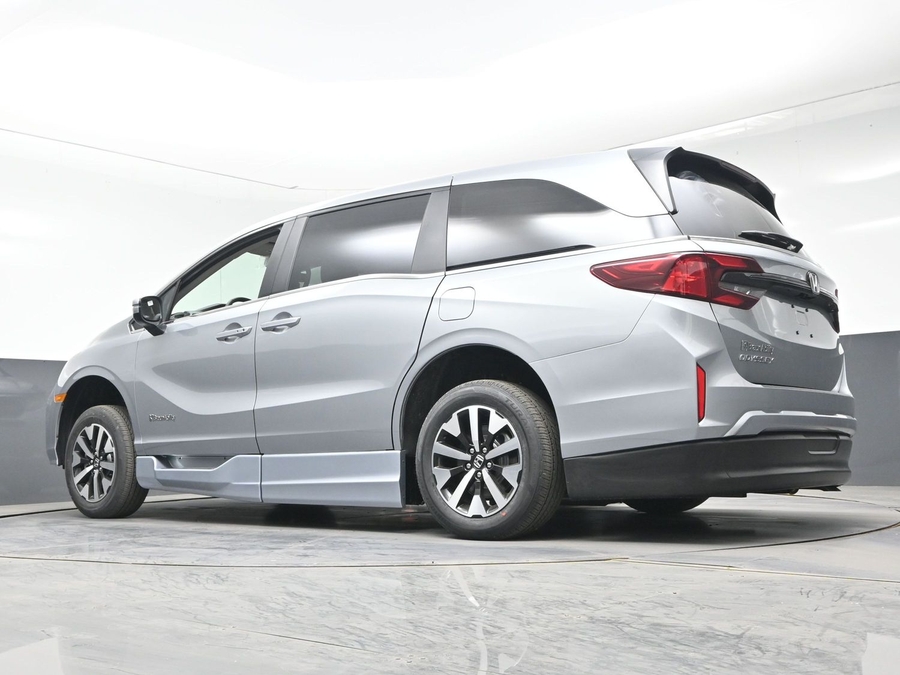 Silver Honda Odyssey image number 17