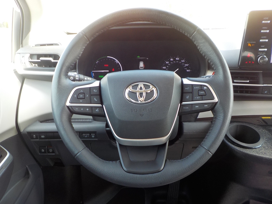 White Toyota Sienna image number 9