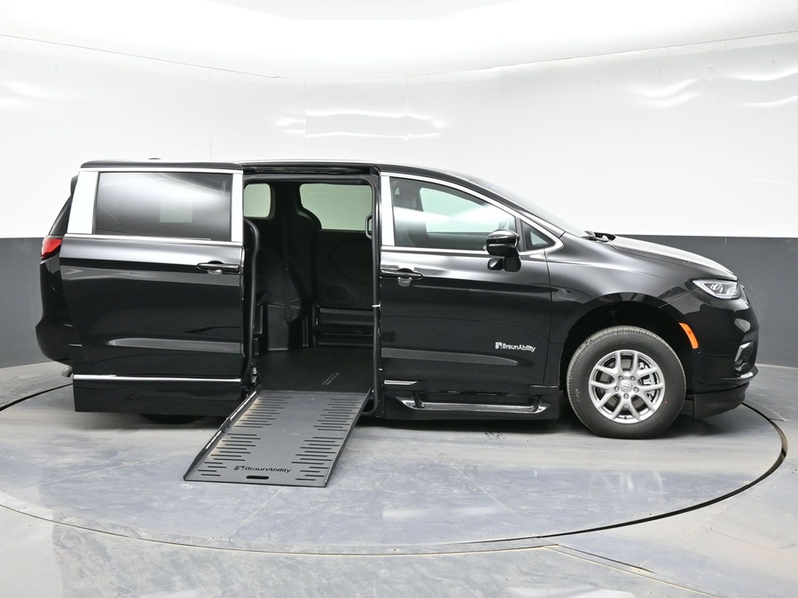 Black Chrysler Pacifica image number 7