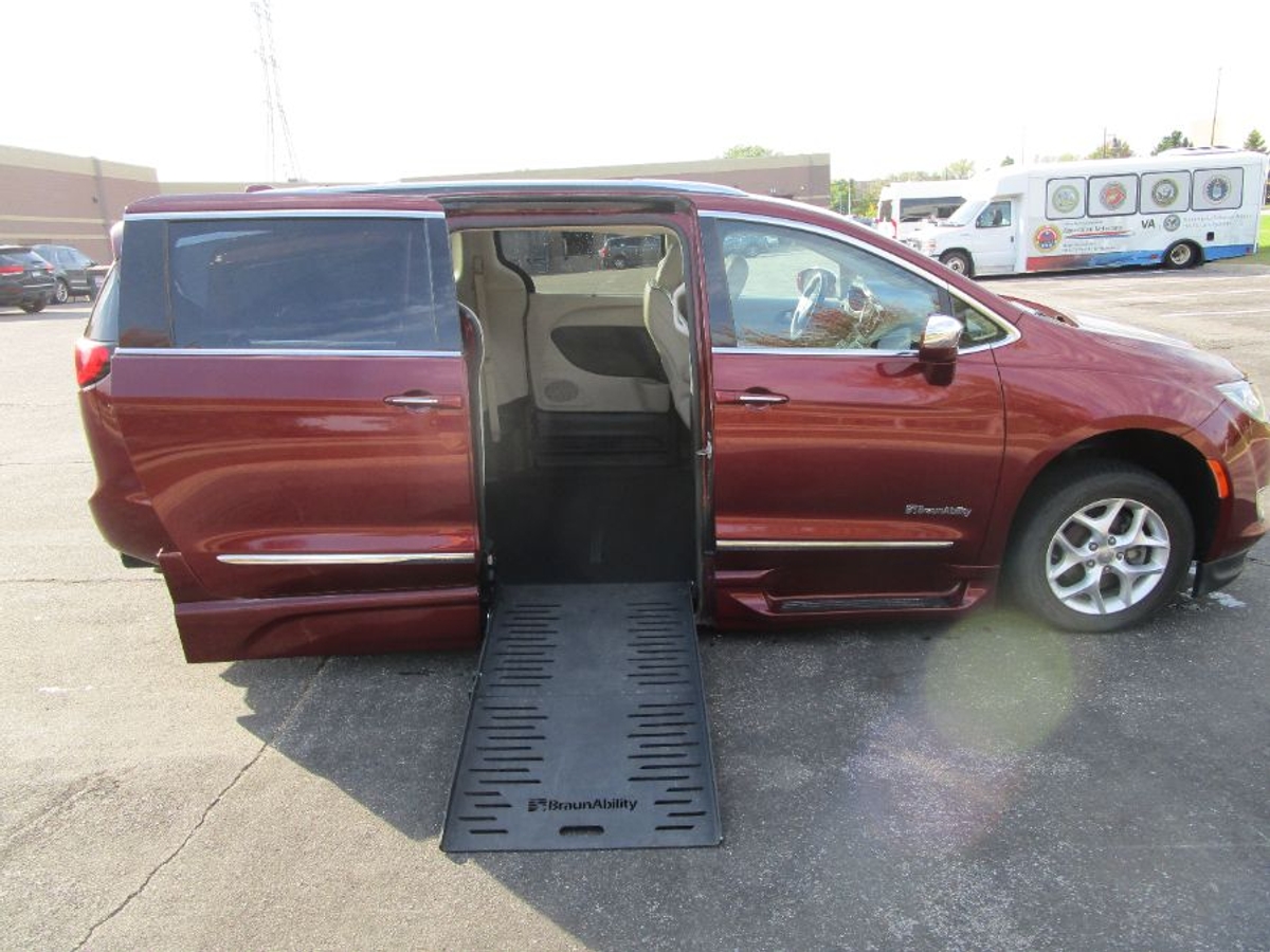 2020 Chrysler Pacifica Limited's photo