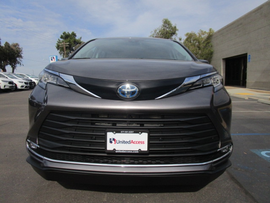 Used 2023 Toyota Sienna Hybrid XLE Base - BraunAbility Side Entry Entry In Floor Automatic Ramp