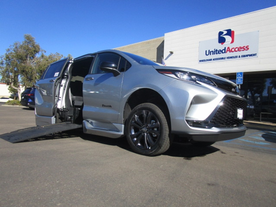 New 2025 Toyota Sienna Hybrid XSE - BraunAbility Side Entry Entry Fold Out Automatic Ramp