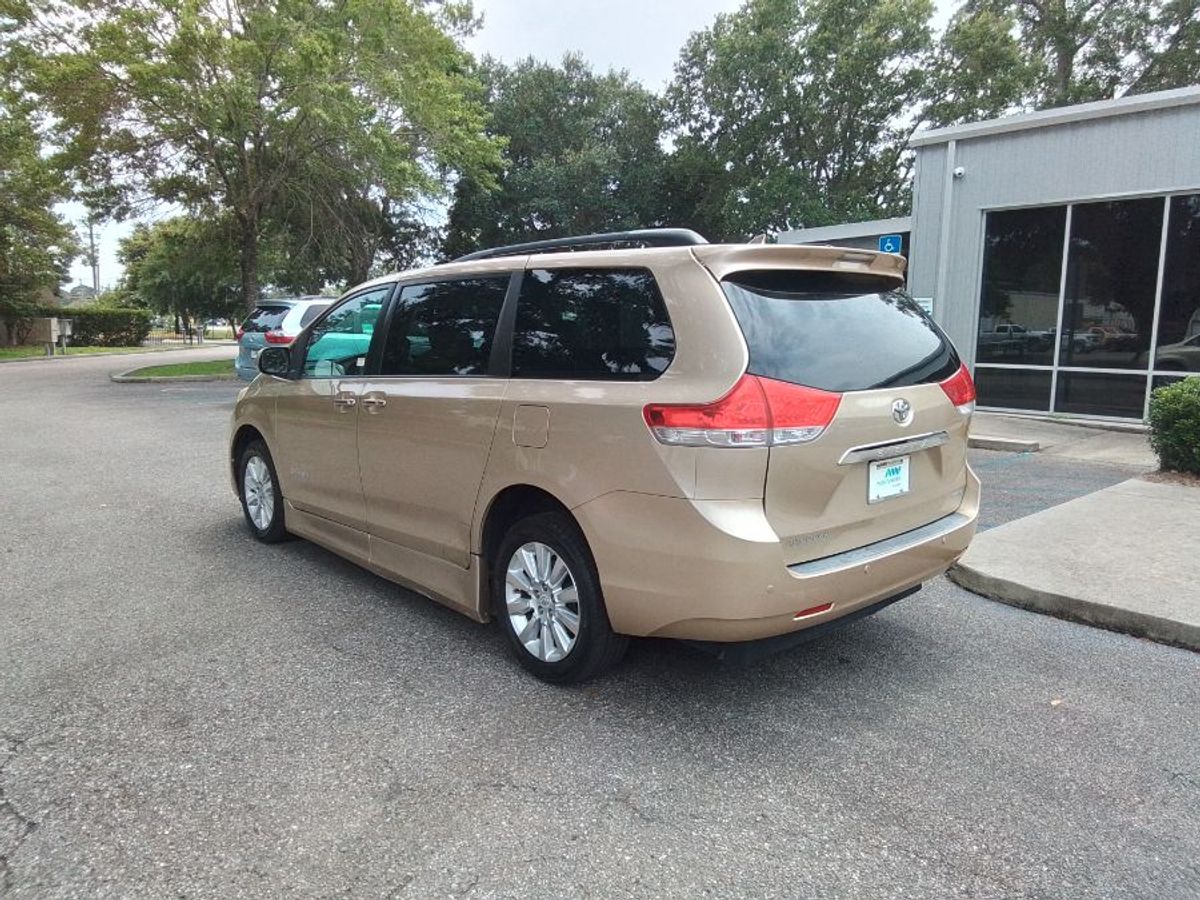 2011 TOYOTA SIENNA - Image 8