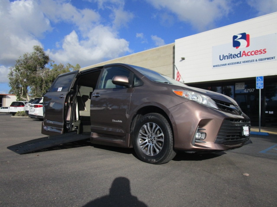 Used 2020 Toyota Sienna XLE Base - BraunAbility Side Entry Entry Fold Out Automatic Ramp