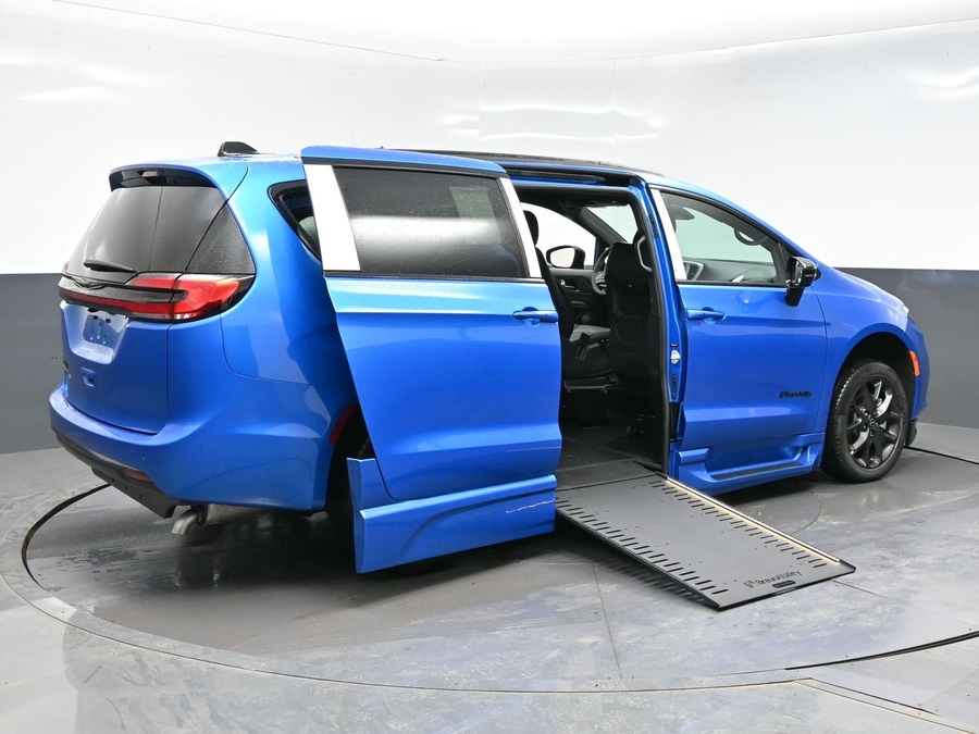 New 2026 Chrysler Pacifica Select Sport - BraunAbility Side Entry Entry In Floor Automatic Ramp