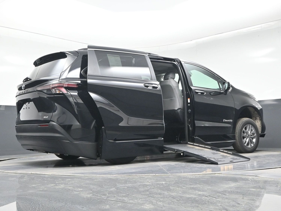 Black Toyota Sienna image number 21