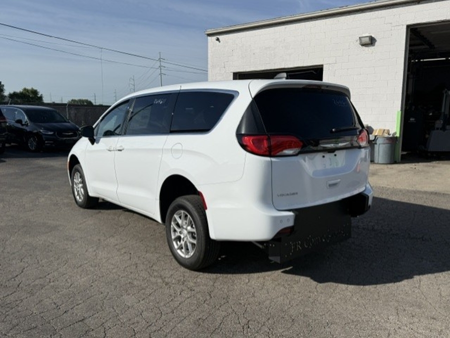 White Chrysler Voyager image number 6