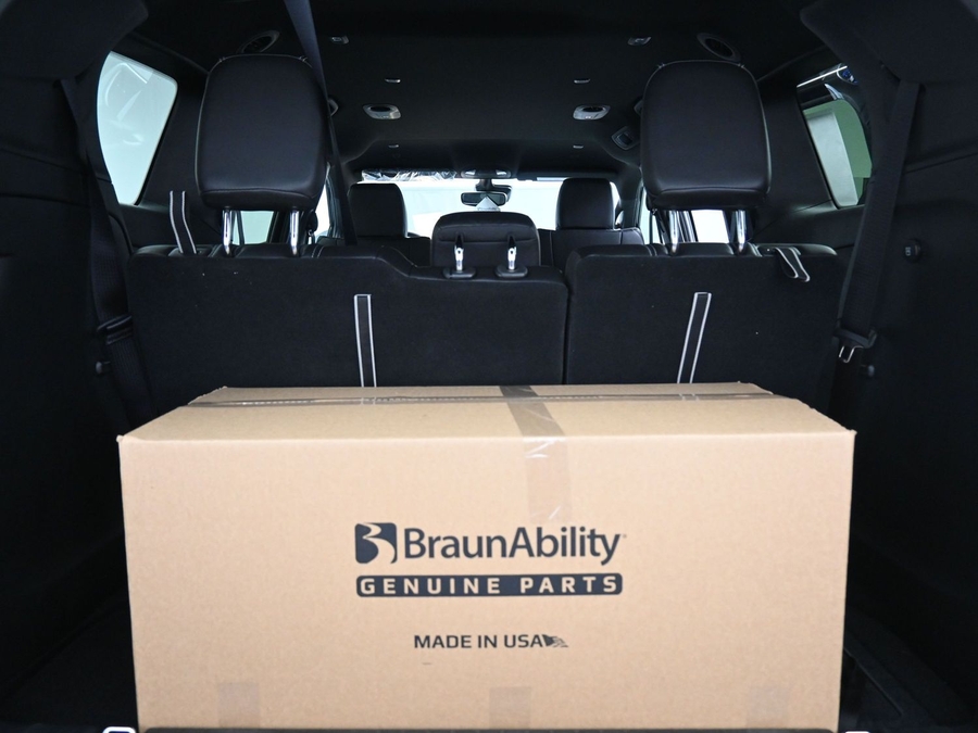 Black Chrysler Pacifica image number 25