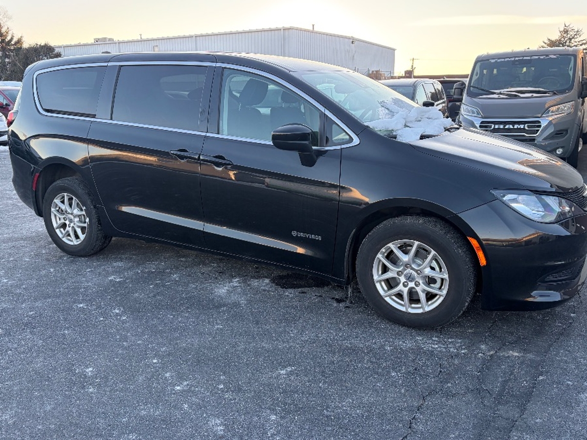 2024 CHRYSLER VOYAGER - Image 15