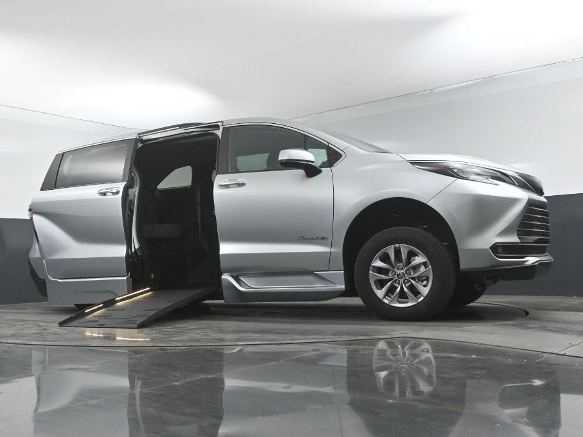 2025 TOYOTA SIENNA - Image 19