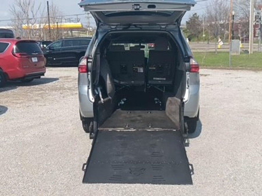 Silver Toyota Sienna image number 3