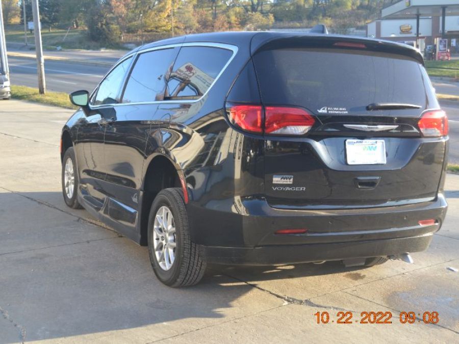 Black Chrysler Voyager image number 3