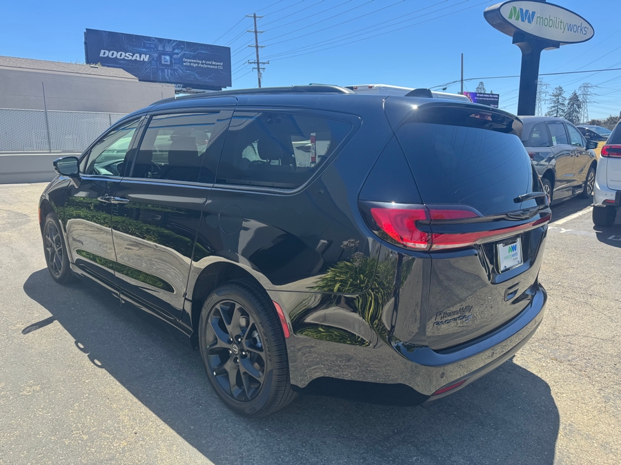 Black Chrysler Pacifica image number 4