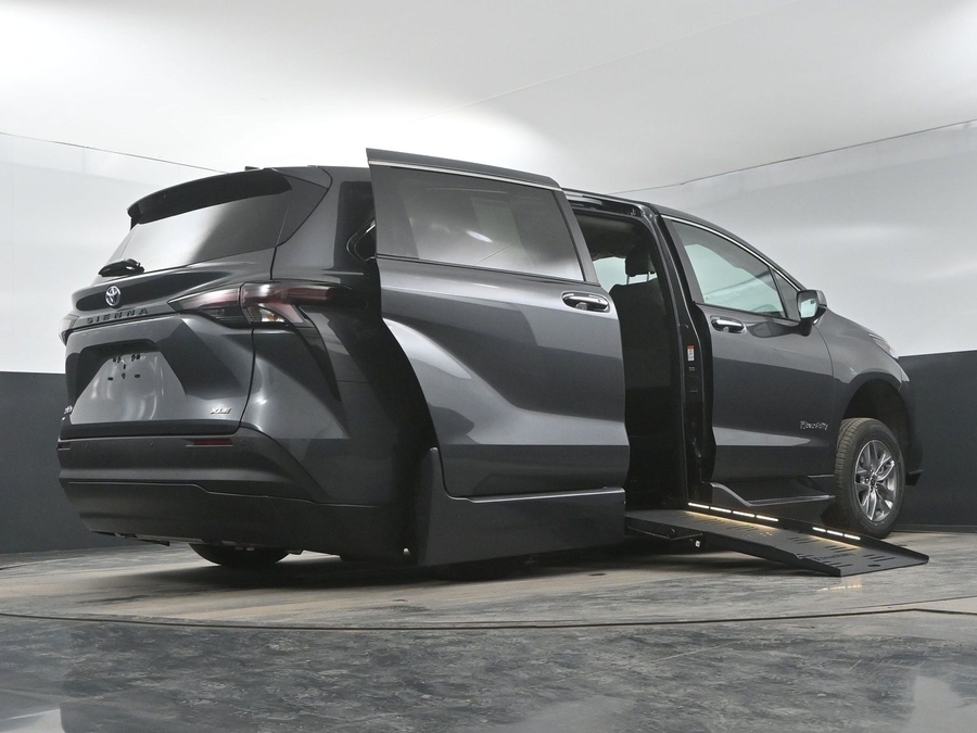 New 2025 Toyota Sienna Hybrid XLE Base - BraunAbility Side Entry Entry Fold Out Automatic Ramp