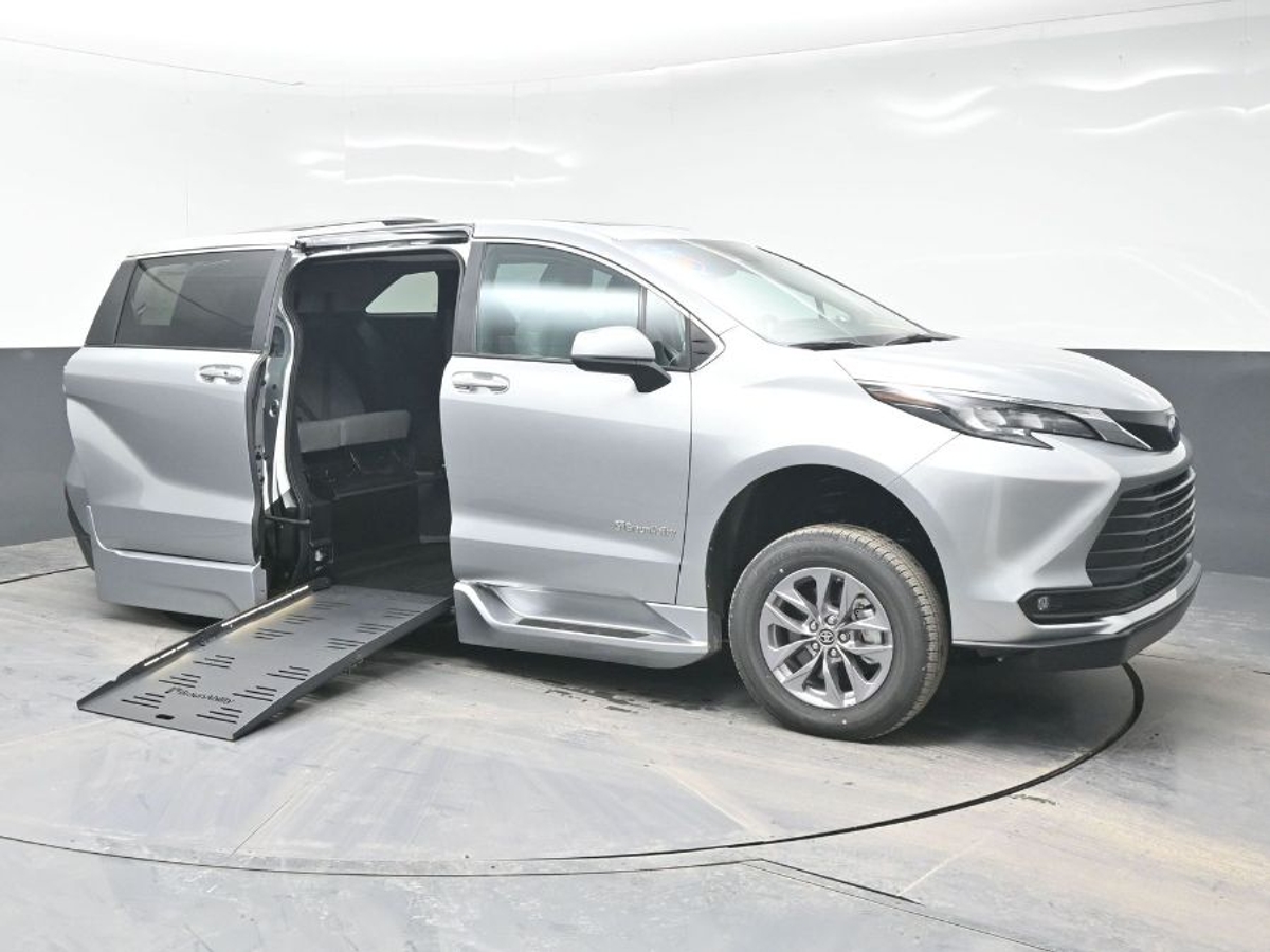 2025 TOYOTA SIENNA - Image 2