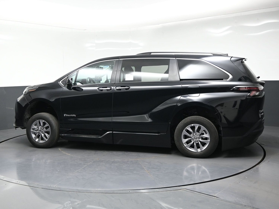 New 2026 Toyota Sienna Hybrid XLE Base - BraunAbility Side Entry Fold Out Automatic Ramp