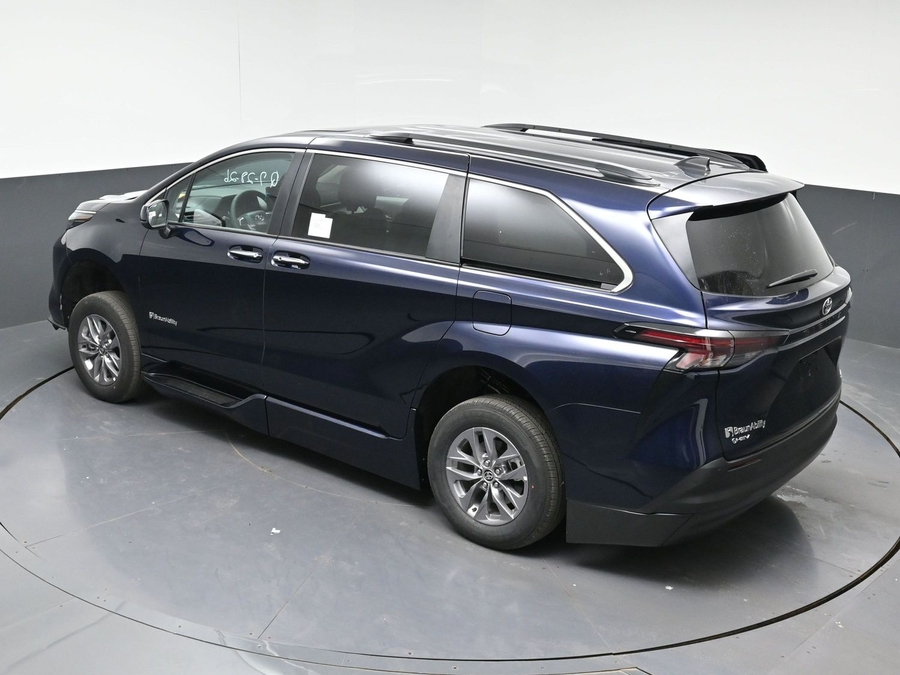 Blue Toyota Sienna image number 19