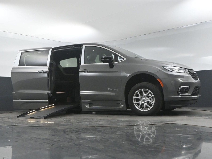 New 2025 Chrysler Pacifica Select Safety - BraunAbility Side Entry Entry Fold Out Automatic Ramp