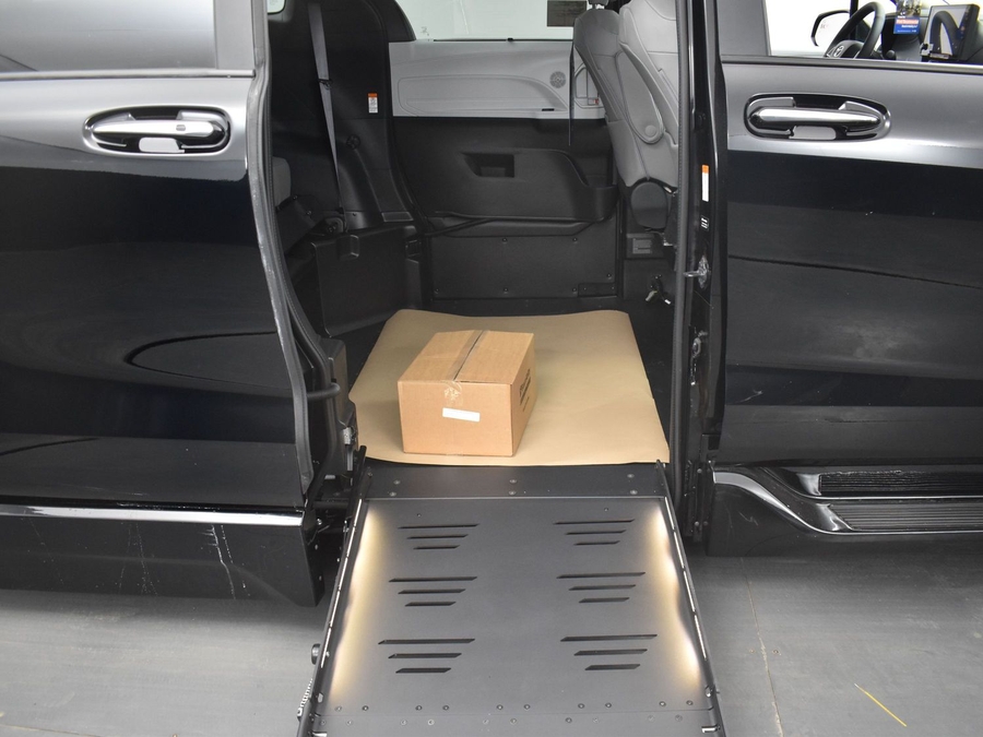 New 2025 Toyota Sienna Hybrid XLE Base - BraunAbility Side Entry Entry Fold Out Automatic Ramp