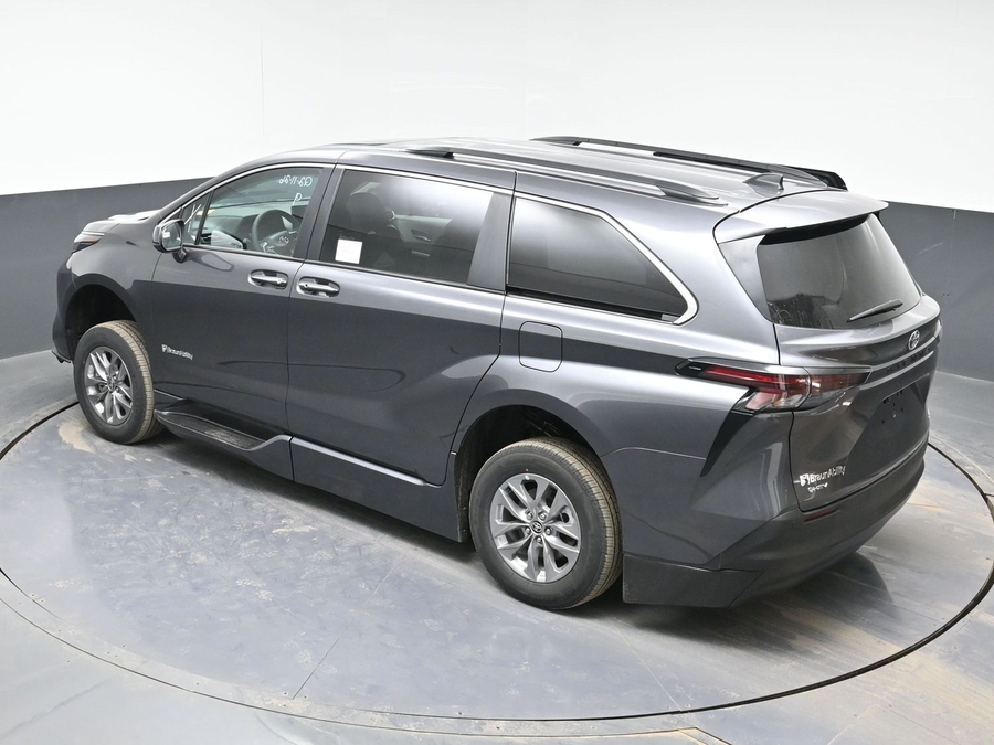 New 2025 Toyota Sienna Hybrid XLE Plus - BraunAbility Side Entry Entry Fold Out Automatic Ramp